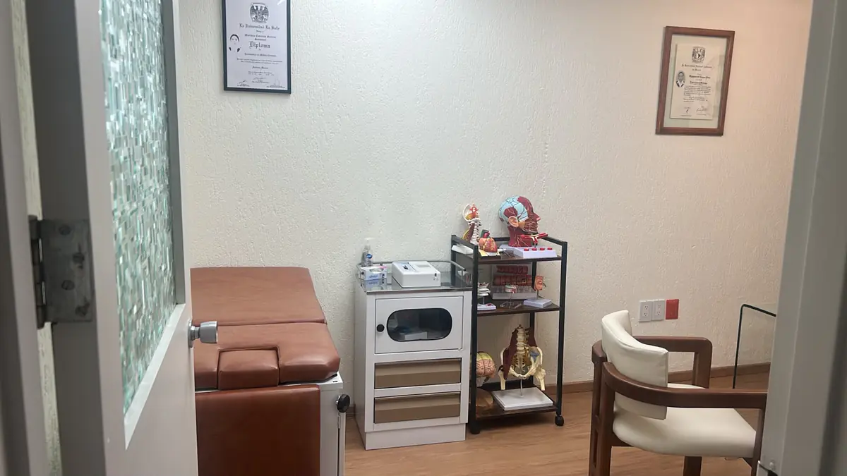 Camilla de exploración en el consultorio de médico internista en el Hospital Ángeles Pedregal, CDMX