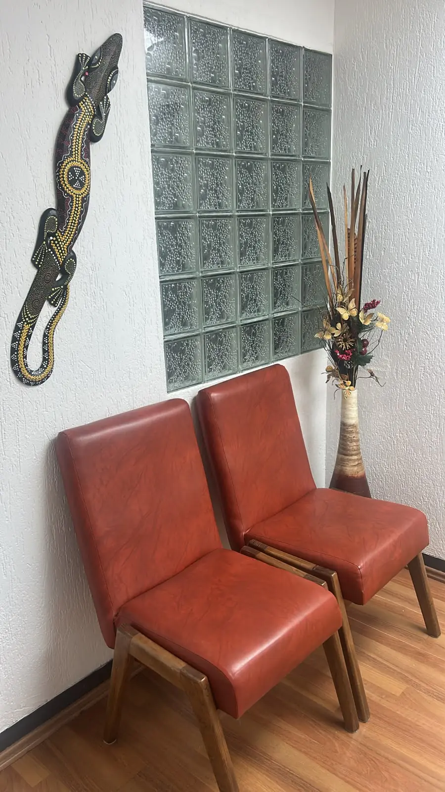 Sillas de la sala de espera del consultorio de la Dra. Mia Vázquez, médico internista en el Pedregal