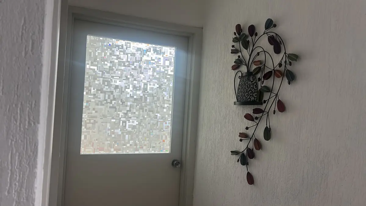 Puerta con vidrio esmerilado en el consultorio de medicina interna del Pedregal, Ciudad de México