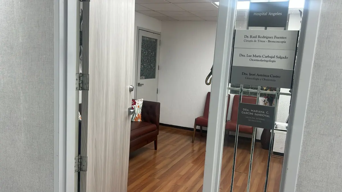Entrada al consultorio de medicina interna en el Hospital Ángeles Pedregal con directorio de médicos
