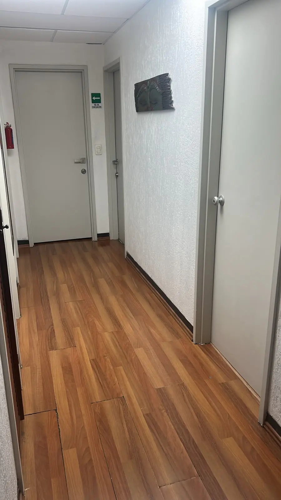Pasillo interior con piso de madera del consultorio de medicina interna en el Hospital Ángeles Pedregal