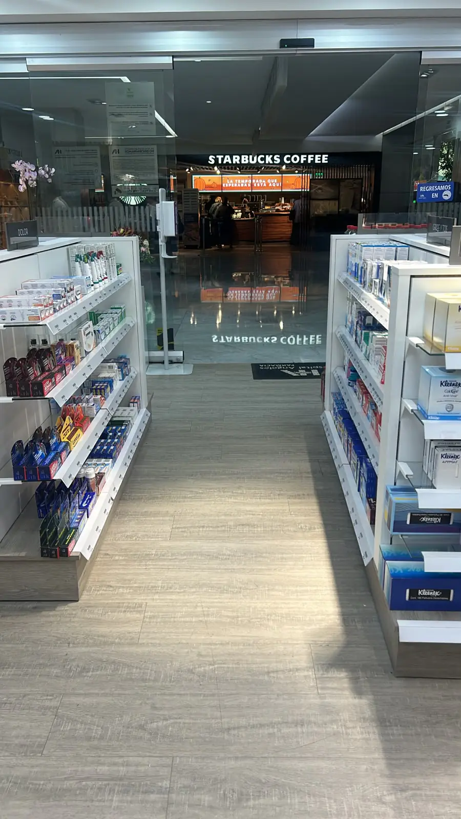 Farmacia dentro del Hospital Ángeles Pedregal con vista al lobby