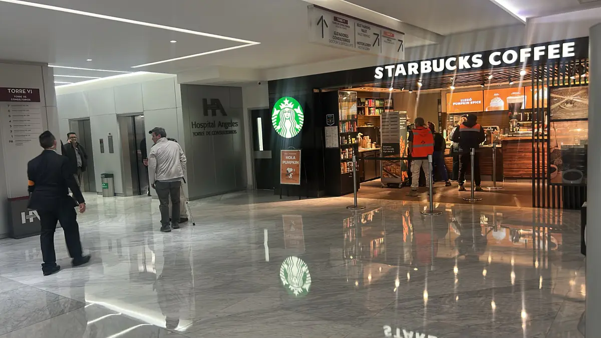 Lobby del Hospital Ángeles Pedregal con piso de mármol, elevadores y cafetería