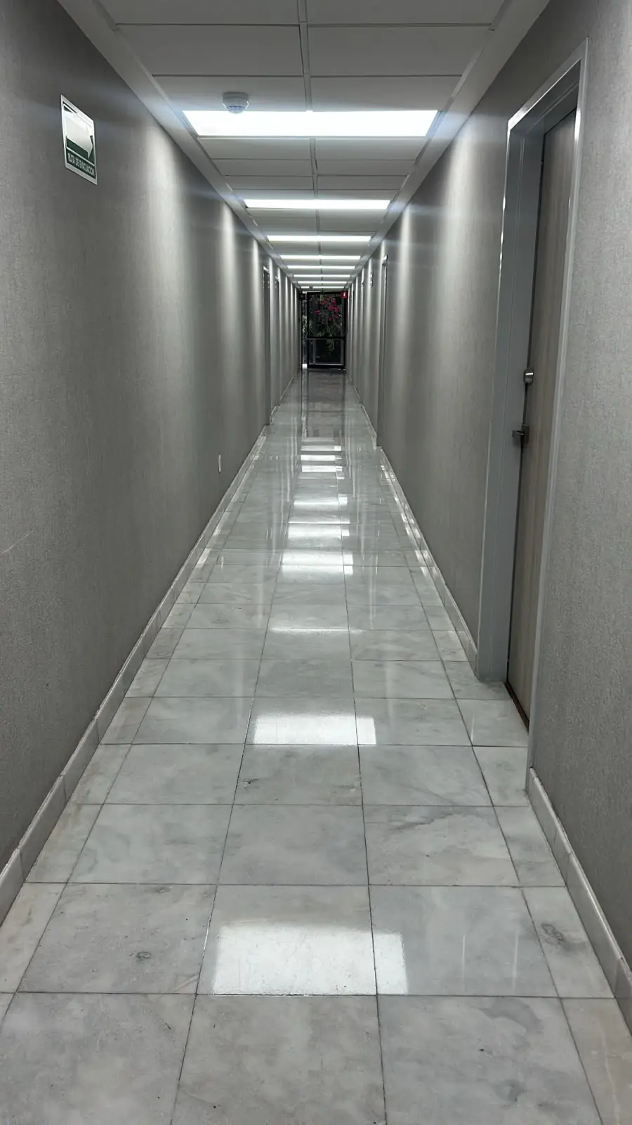 Pasillo de consultorios con piso de mármol en el Hospital Ángeles Pedregal, Ciudad de México