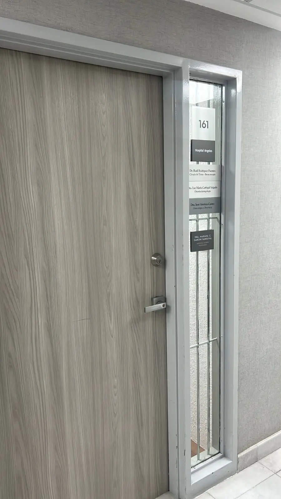 Puerta del consultorio de medicina interna en la torre de consultorios del Hospital Ángeles Pedregal