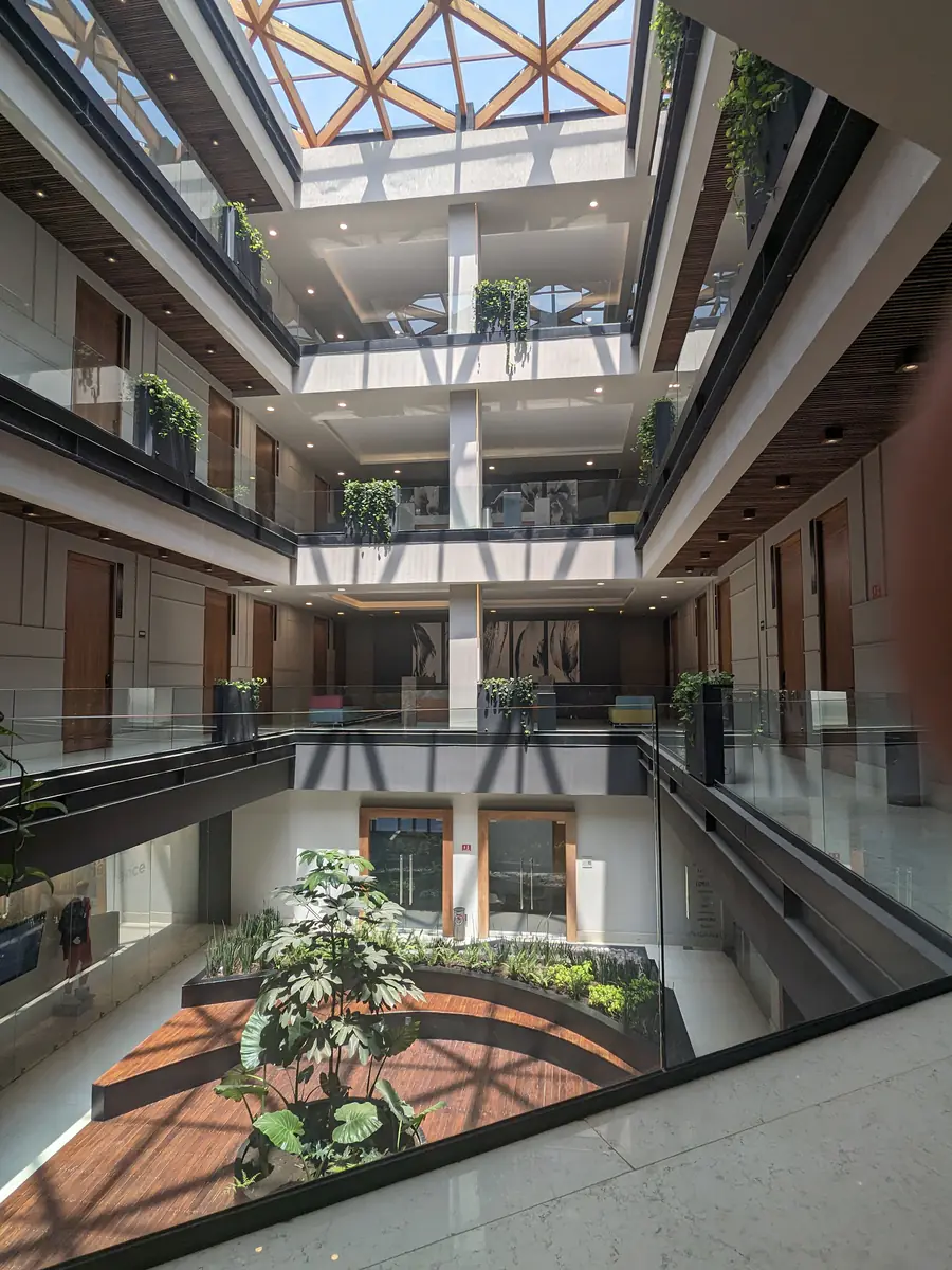 Pasillos de consultorios alrededor del atrio de la Torre Médica Tlalpan
