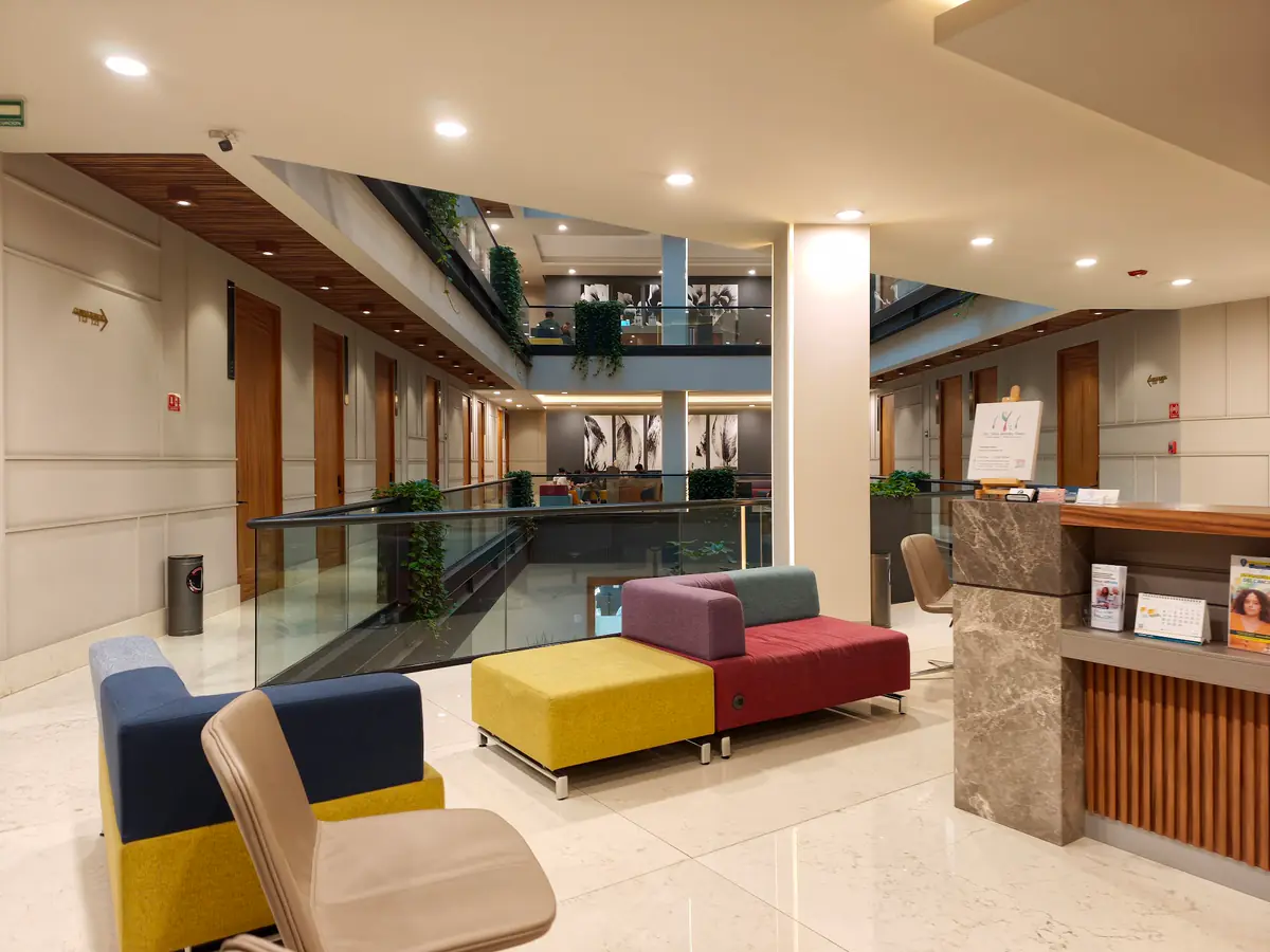 Sala de espera con sillones de colores en la Torre Médica Tlalpan